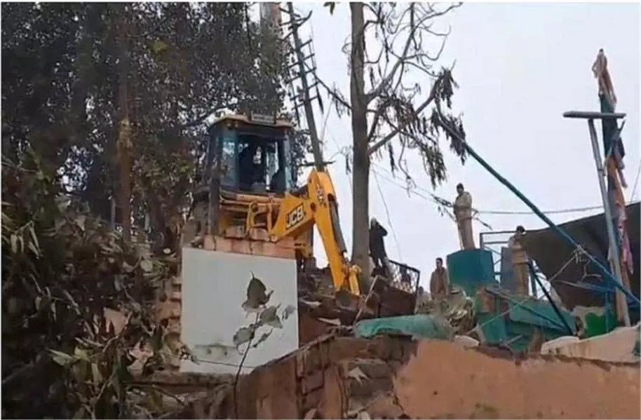 अवैध जामा मस्जिद पर चला प्रशासन का बुलडोजर,कार्रवाई के दौरान भारी पुलिस बल रहा तैनात