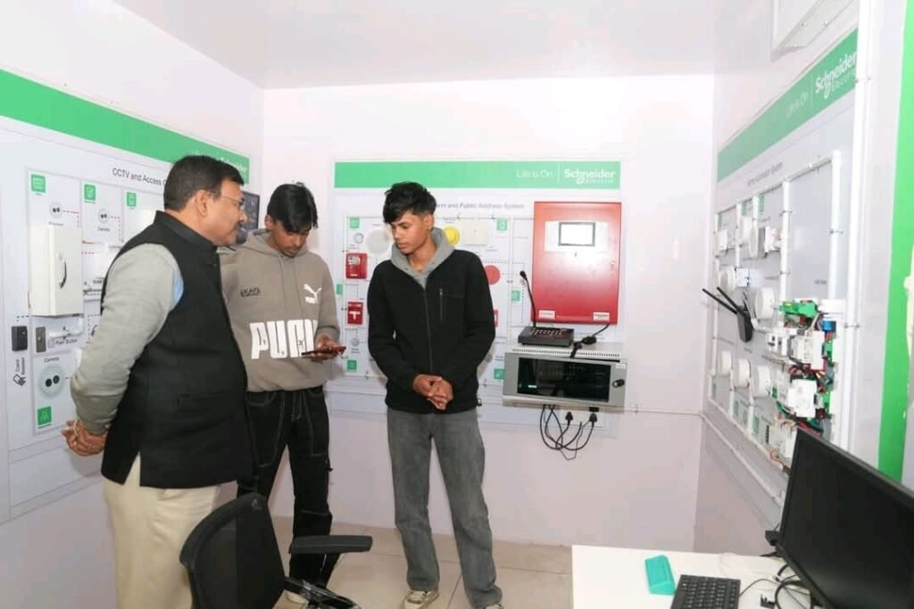 मुख्य सचिव आनन्द बर्द्धन ने कौशल विकास एवं सेवायोजन विभाग के अंतर्गत स्किल हब सहसपुर का किया दौरा