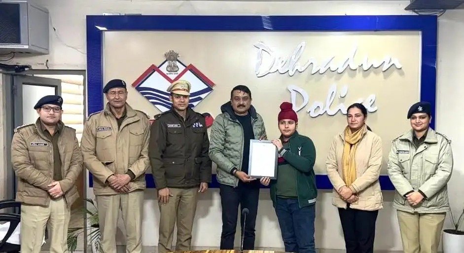 अदभ्य साहस का परिचय देते हुए महिला की जान बचाने वाले 2 बहादुर बच्चों को एसएसपी दून ने किया सम्मानित
