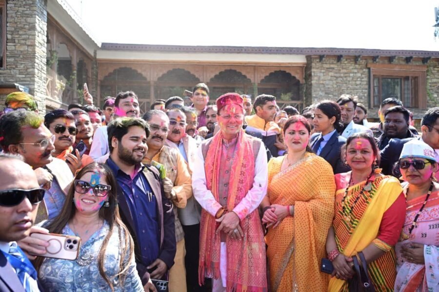 होली मिलन के लिए सीएम आवास में उमड़ी भारी भीड़, साढ़े तीन घंटे से अधिक समय तक लोगों के बीच रहे मुख्यमंत्री पुष्कर सिंह धामी