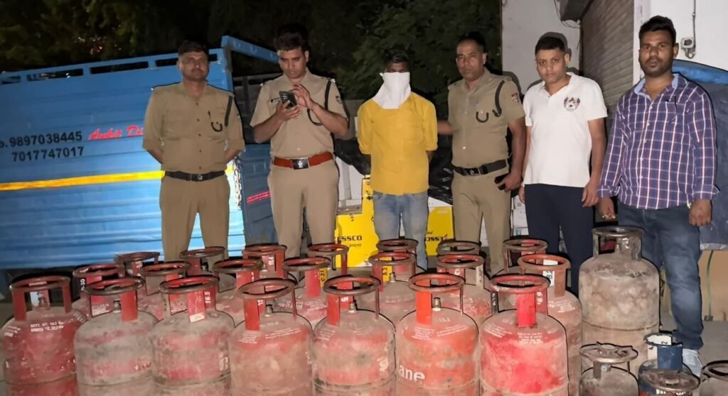 डीएम सविन बंसल के निर्देश पर अवैध गैस कारोबार पर बड़ी कार्रवाई; 32 सिलेंडर, 4 गैस रिफिलिंग उपकरण जब्त, 327 सिलेंडरों से लदा वाहन कब्जे में, मुकदमा दर्ज