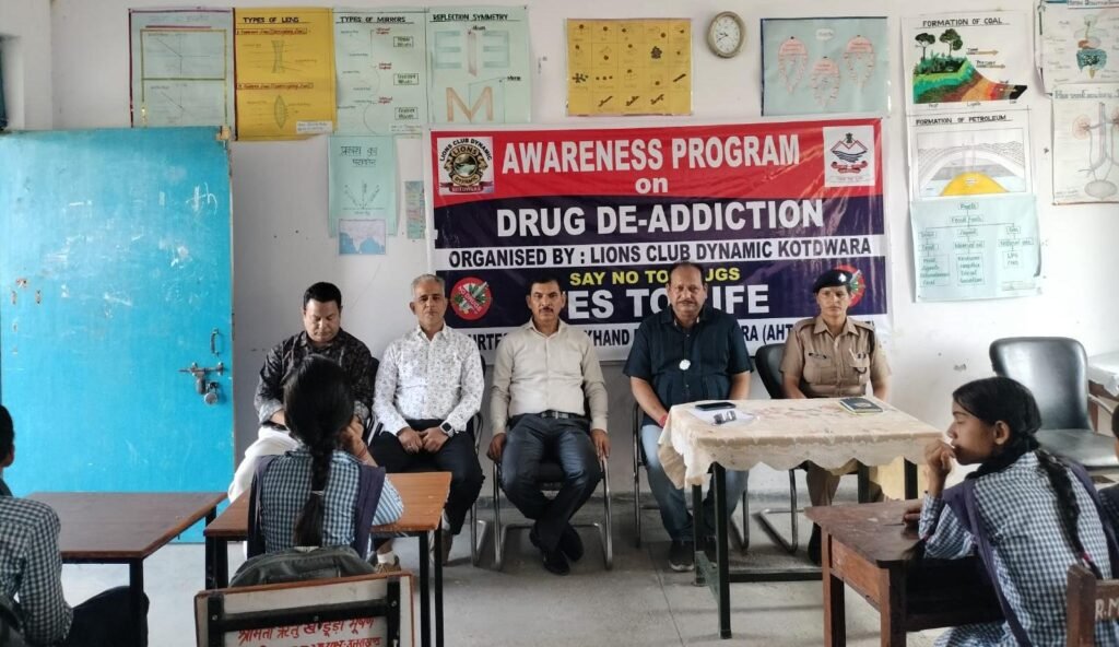 नशे से दूरी एवं बाल सुरक्षा को लेकर पुलिस टीम द्वारा छात्र-छात्राओं को किया जागरूक