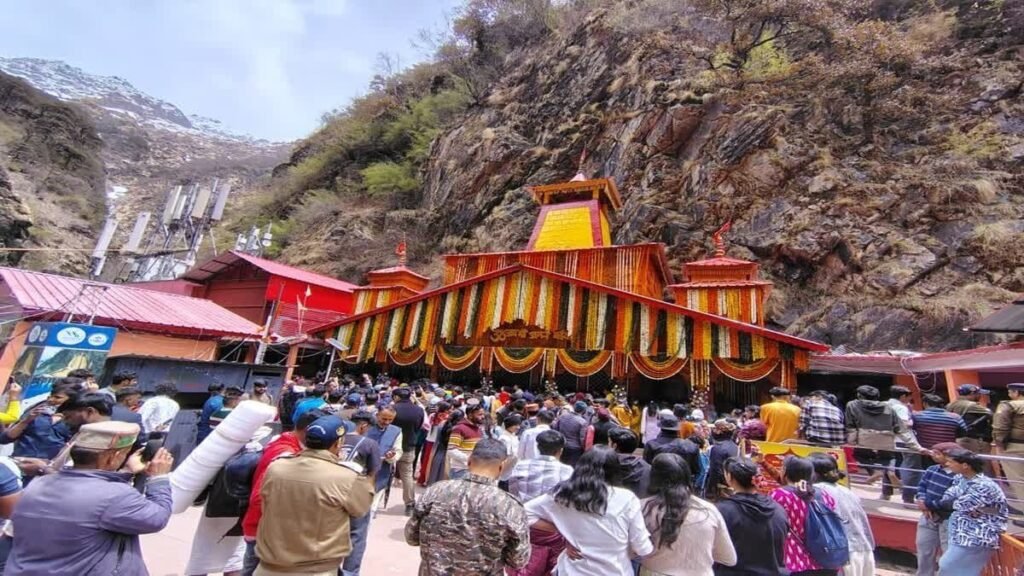 यमुनोत्री धाम में उमड़ रही श्रद्धालुओं की भीड़, 32 दिनों में मंदिर समिति को 23.5 लाख की आय