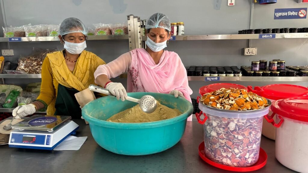 माल्टा के छिलकों से बन रहे हर्बल कॉस्मेटिक, महिलाओं को मिल रही आत्मनिर्भरता