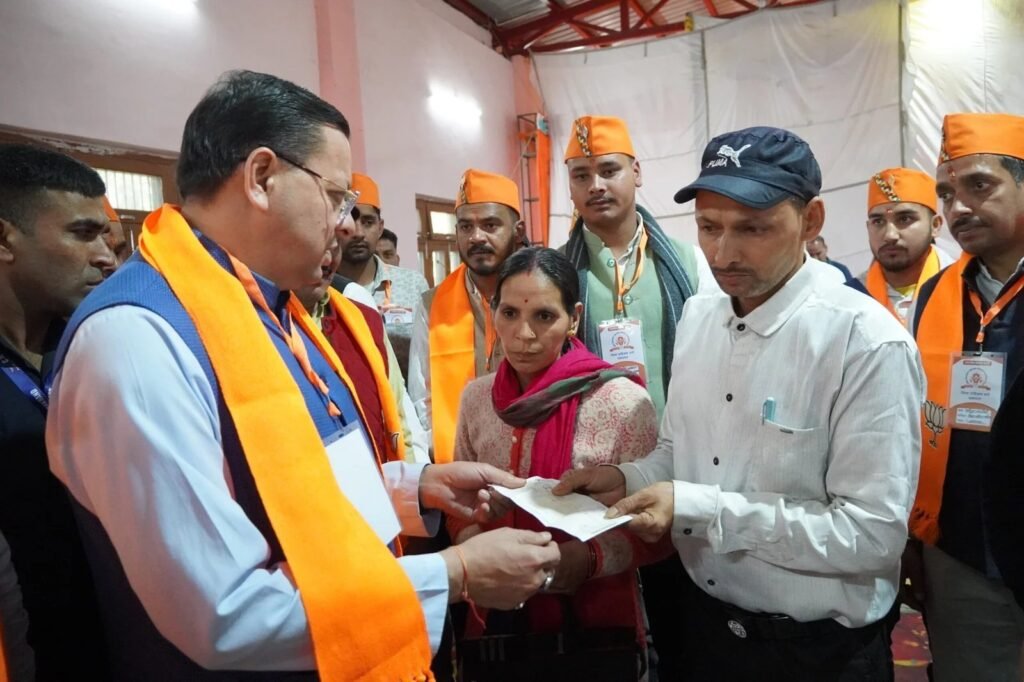 सीएम धामी ने दिवंगत सोमेंद्र सिंह बोहरा के परिजनों को सौंपी ₹10 लाख की सहायता राशि