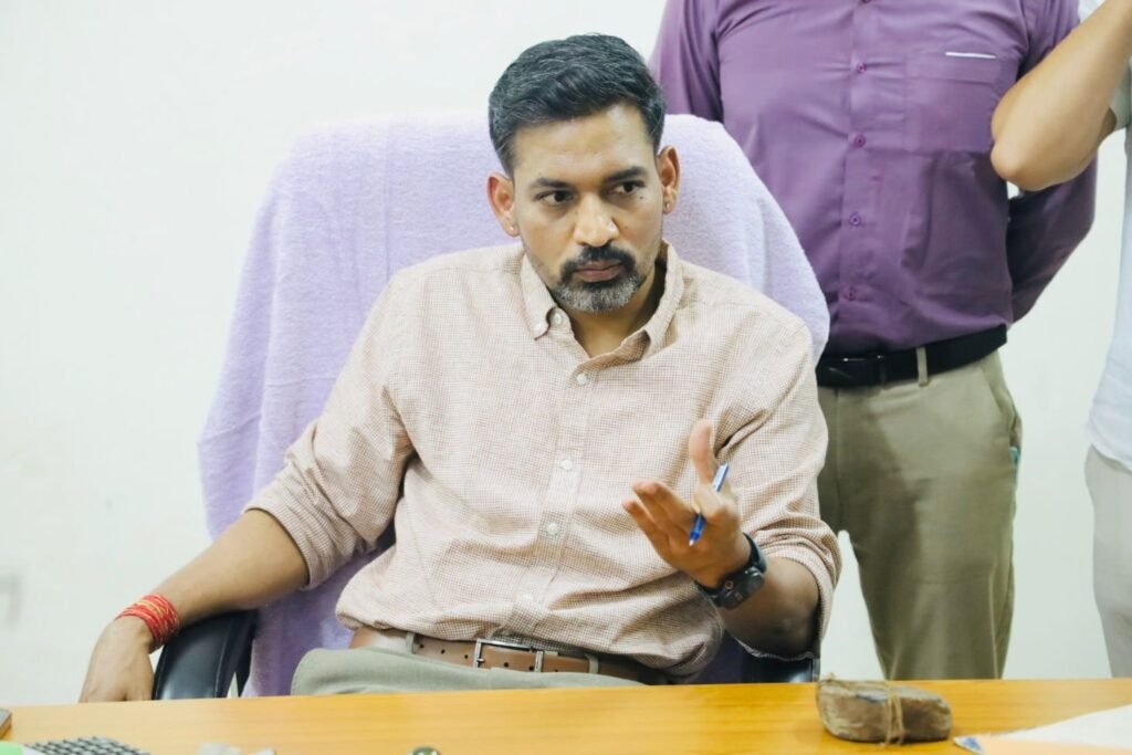 पदभार संभालते ही एक्शन में दिखे डीएम डॉ. आशीष चौहान, जन समस्याओं के त्वरित समाधान पर जोर