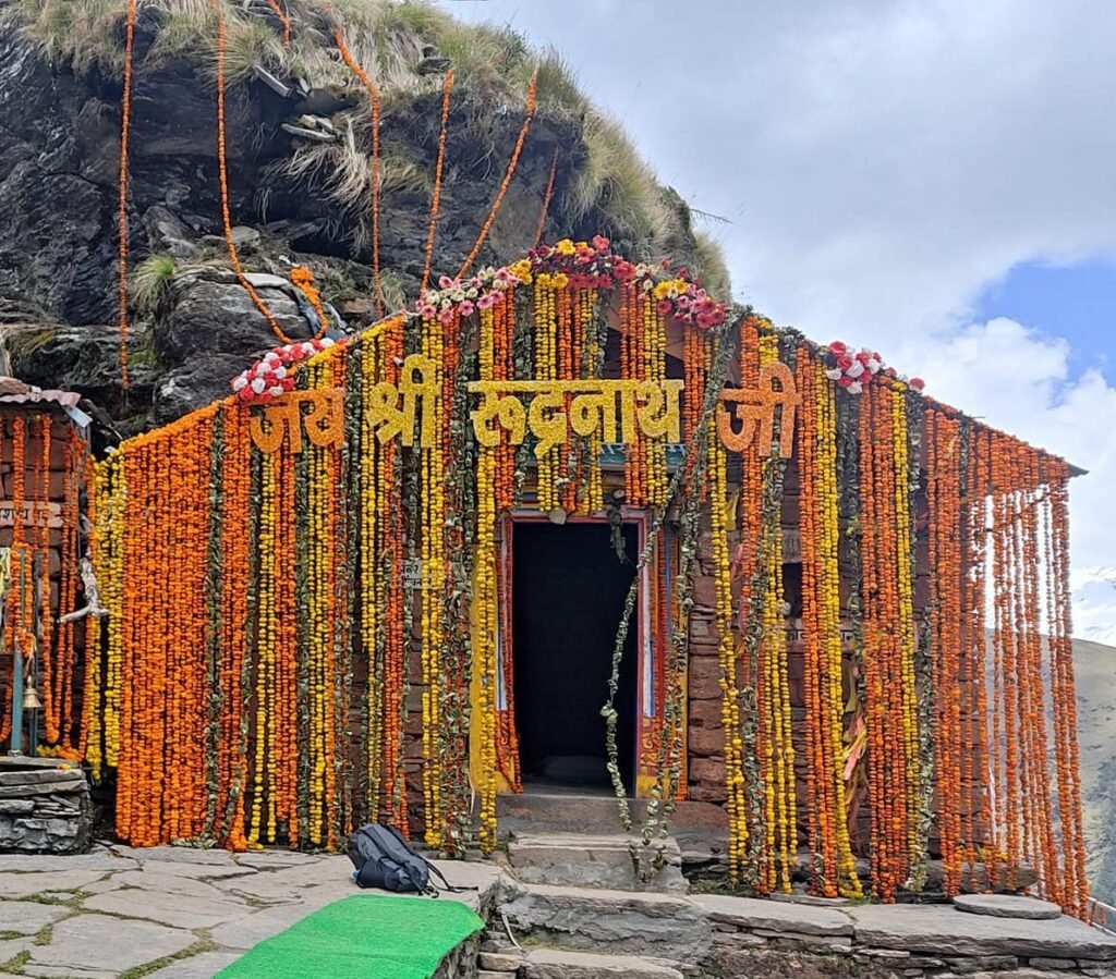 रूद्रनाथ मंदिर में उमड़ा तीर्थयात्रियों का हुजुम