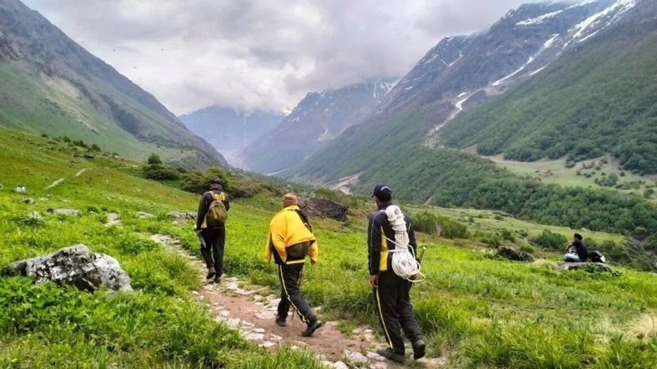 फूलों की घाटी से निहंग श्रद्धालु रहस्यमय ढंग से लापता, वन विभाग और एसडीआरएफ का सर्च ऑपरेशन जारी
