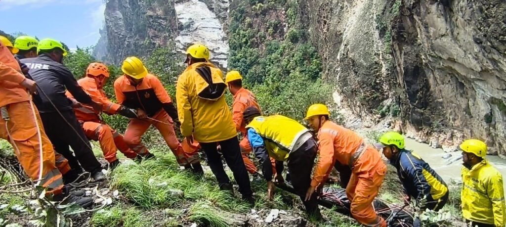बदरीनाथ हाइवे पर खाई में गिरा ट्रक, चालक की मौत