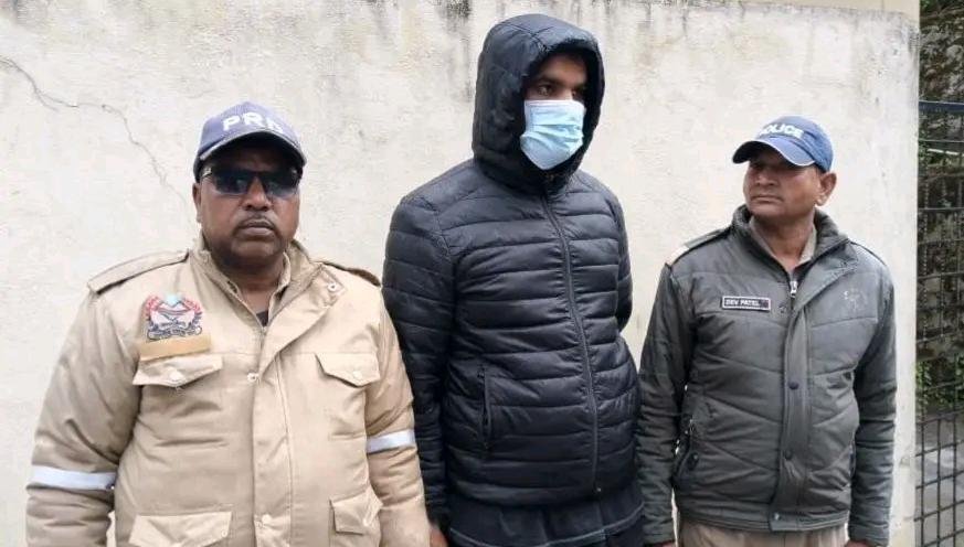 केदारनाथ धाम में खुद को IRCTC एजेंट बताकर यात्रियों को VIP दर्शन का झांसा देकर धोखाधड़ी करने वाला अभियुक्त गिरफ्तार