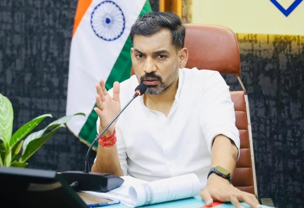 परियोजनाओं के लिए भूमि चयन के लिए डीएम डॉ. आशीष चौहान ने की तहसीलदारों की जिम्मेदारी तय; एसडीएमस को अनुश्रवण के निर्देश