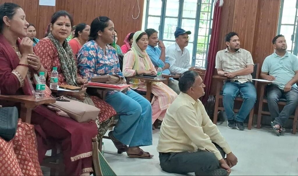 20 साल से अधूरी सड़क पर फूटा गुस्सा, बीडीसी बैठक में धरने पर बैठे बेमरु प्रधान