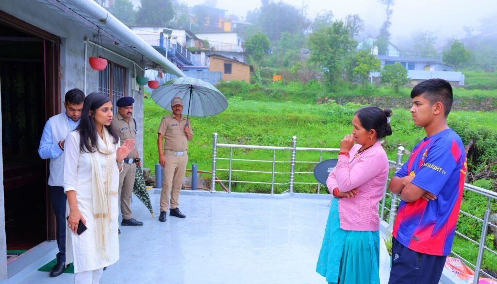 डीएम स्वाति एस. भदौरिया ने खिर्सू के होमस्टे का निरीक्षण कर सत्यापन, कैटेगरी निर्धारण और ऑनलाइन मैपिंग के दिए निर्देश