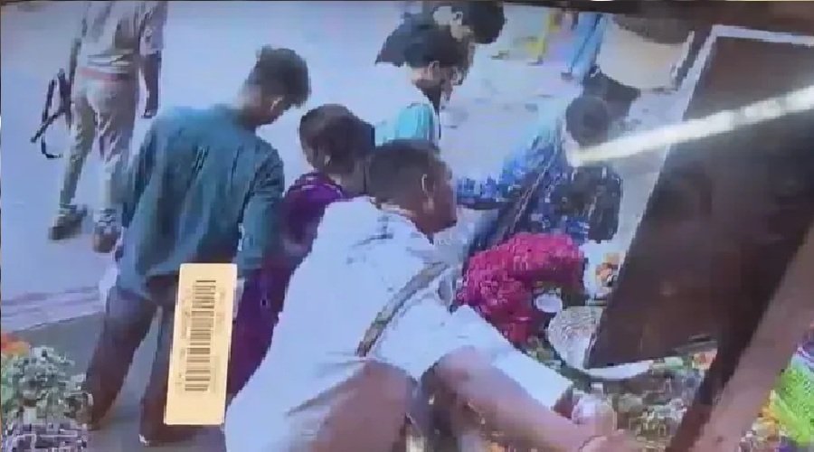 विश्वनाथ मंदिर परिक्षेत्र में कार्बाइन से चली गोली, तीन लोग घायल