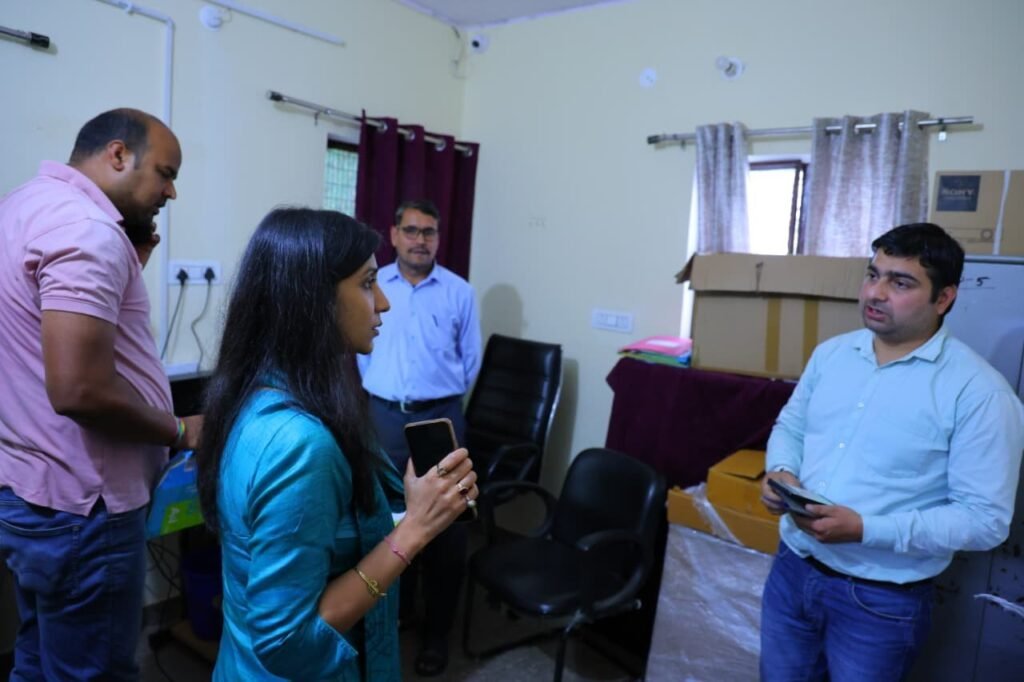 डीएम स्वाति एस. भदौरिया ने आपदा कंट्रोल रूम पहुंचकर प्रभावित क्षेत्रों में राहत एवं बचाव कार्यों का लिया जायजा, दिए निर्देश
