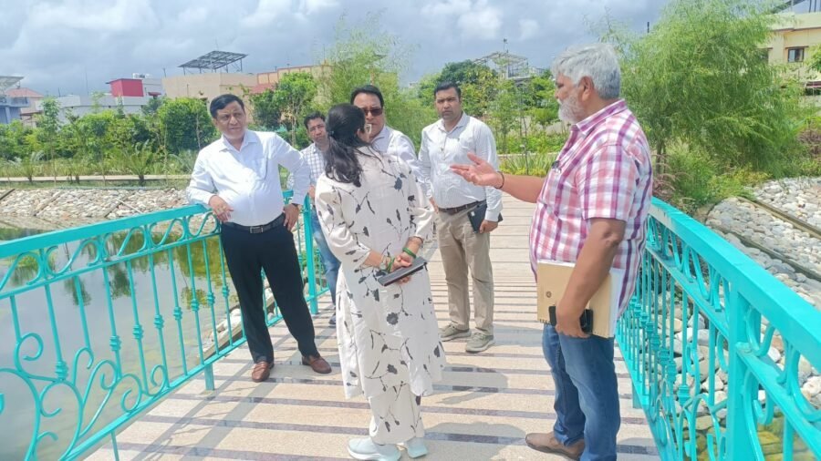 सीएम धामी के विजन को धरातल पर उतार रहा एमडीडीए, सिटी फॉरेस्ट के बाद मियांवाला में एक और पर्यावरणीय तोहफा, IAS बंशीधर तिवारी ने किया जल-सृष्टि पार्क का निरीक्षण, 8.63 करोड़ से संवरी जौहड़ की भूमि